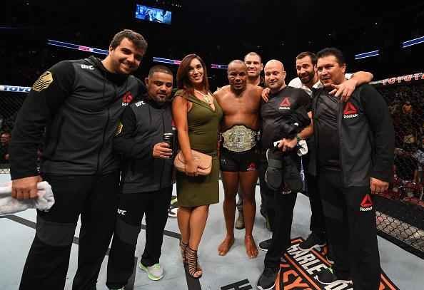 Veja imagens da pica batalha entre Daniel Cormier e Alexander Gustafsson, valendo o cinturo dos meio-pesados do UFC