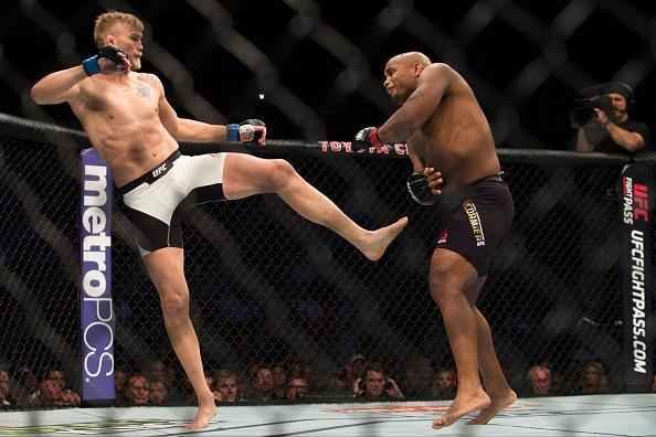 Veja imagens da pica batalha entre Daniel Cormier e Alexander Gustafsson, valendo o cinturo dos meio-pesados do UFC