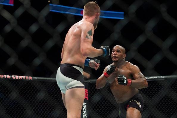 Veja imagens da pica batalha entre Daniel Cormier e Alexander Gustafsson, valendo o cinturo dos meio-pesados do UFC