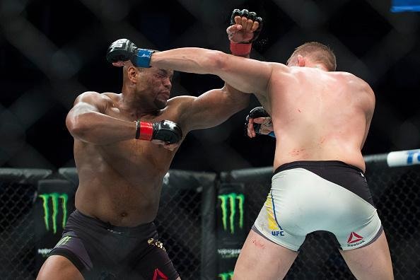 Veja imagens da pica batalha entre Daniel Cormier e Alexander Gustafsson, valendo o cinturo dos meio-pesados do UFC