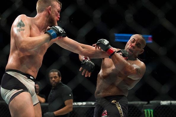 Veja imagens da pica batalha entre Daniel Cormier e Alexander Gustafsson, valendo o cinturo dos meio-pesados do UFC