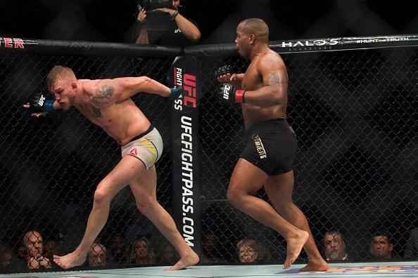 Veja imagens da pica batalha entre Daniel Cormier e Alexander Gustafsson, valendo o cinturo dos meio-pesados do UFC