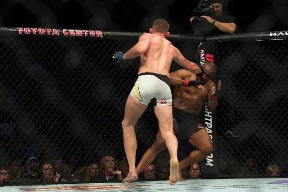 Veja imagens da pica batalha entre Daniel Cormier e Alexander Gustafsson, valendo o cinturo dos meio-pesados do UFC