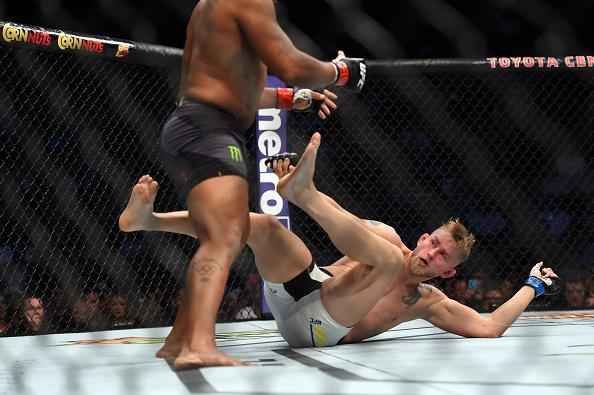 Veja imagens da pica batalha entre Daniel Cormier e Alexander Gustafsson, valendo o cinturo dos meio-pesados do UFC