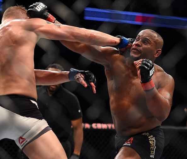 Veja imagens da pica batalha entre Daniel Cormier e Alexander Gustafsson, valendo o cinturo dos meio-pesados do UFC