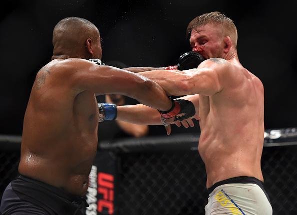 Veja imagens da pica batalha entre Daniel Cormier e Alexander Gustafsson, valendo o cinturo dos meio-pesados do UFC