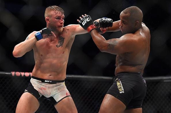 Veja imagens da pica batalha entre Daniel Cormier e Alexander Gustafsson, valendo o cinturo dos meio-pesados do UFC