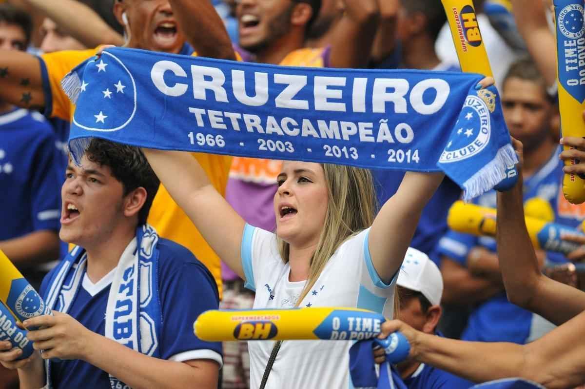 Imagens da torcida do Cruzeiro no jogo contra o Grmio no Mineiro