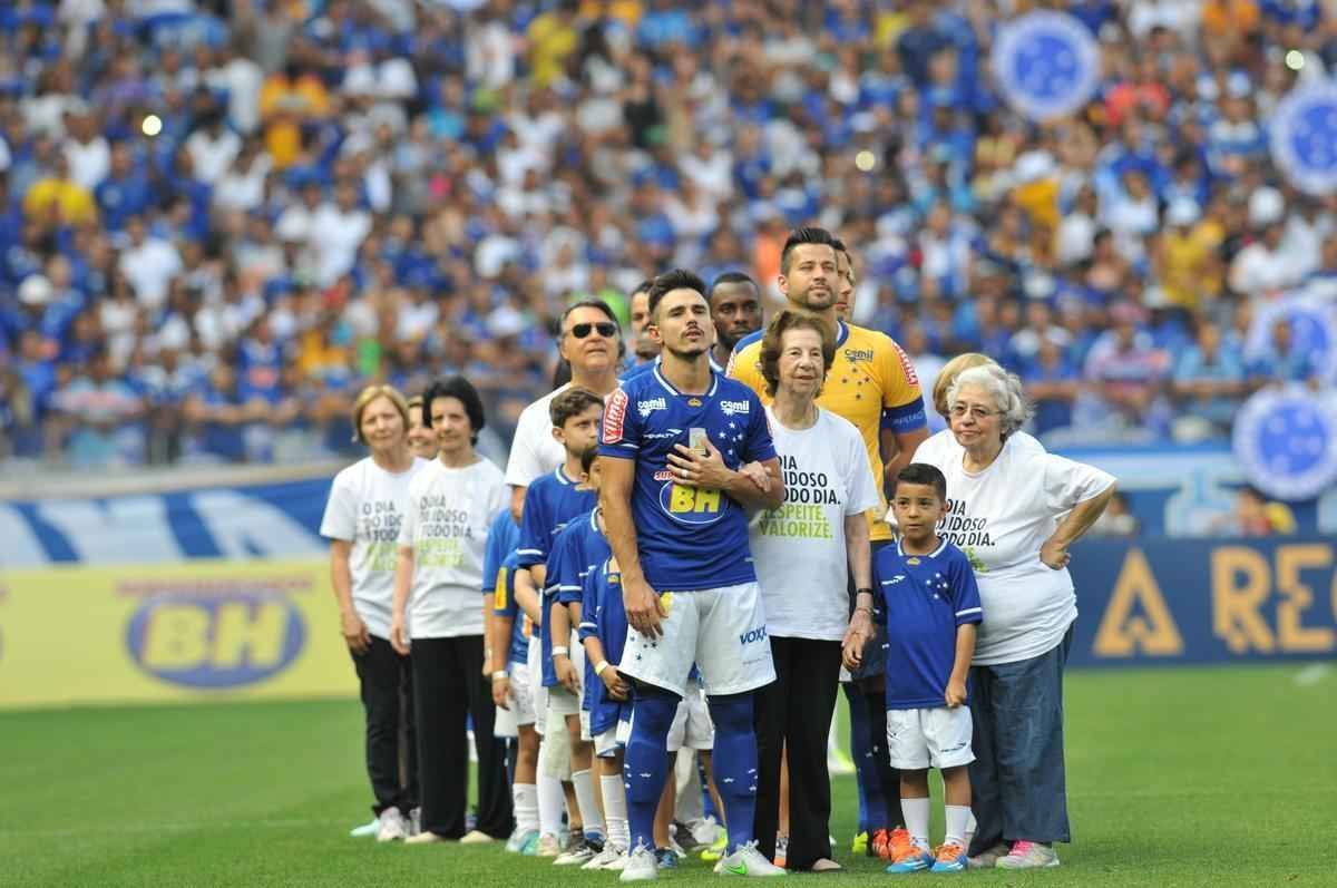 Imagens da torcida do Cruzeiro no jogo contra o Grmio no Mineiro