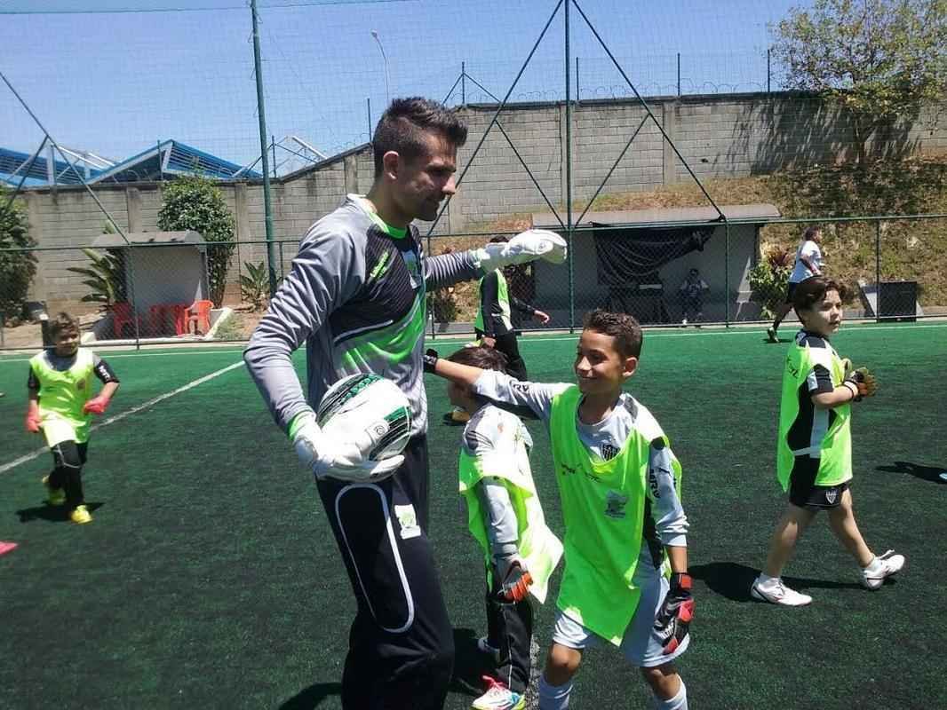 Goleiro Victor promove o lanamento de sua escola de goleiro, Muralha, no clube Labareda