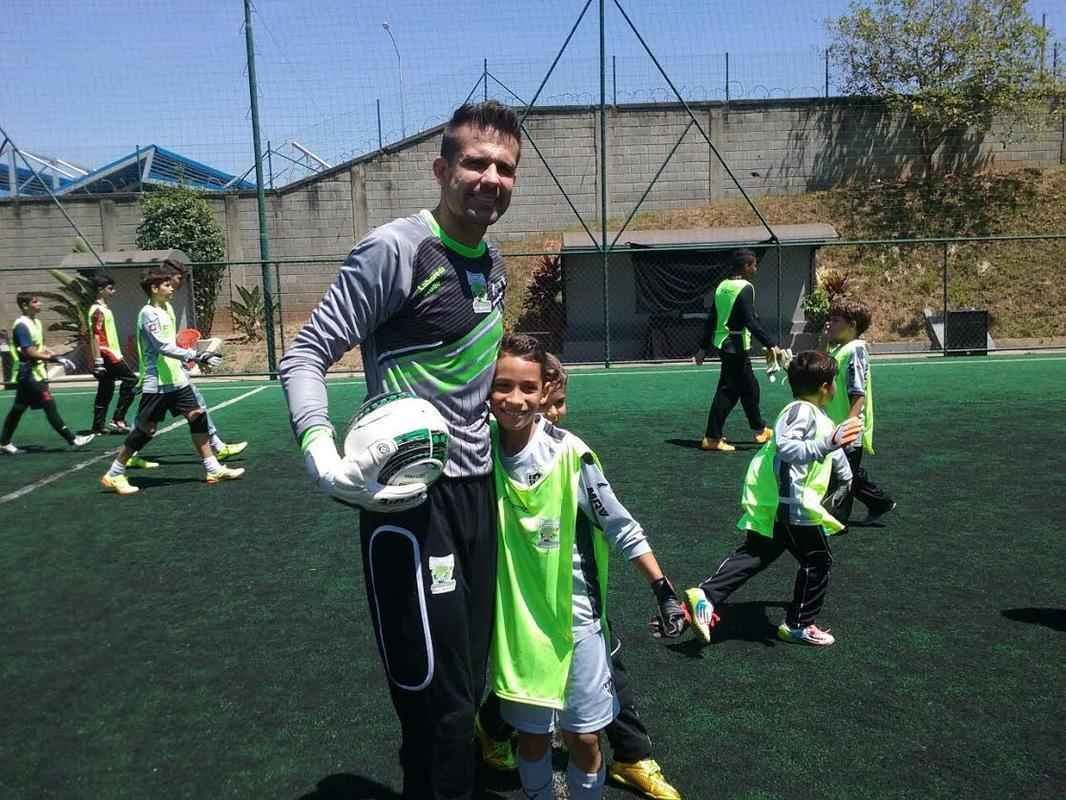 Goleiro Victor promove o lanamento de sua escola de goleiro, Muralha, no clube Labareda