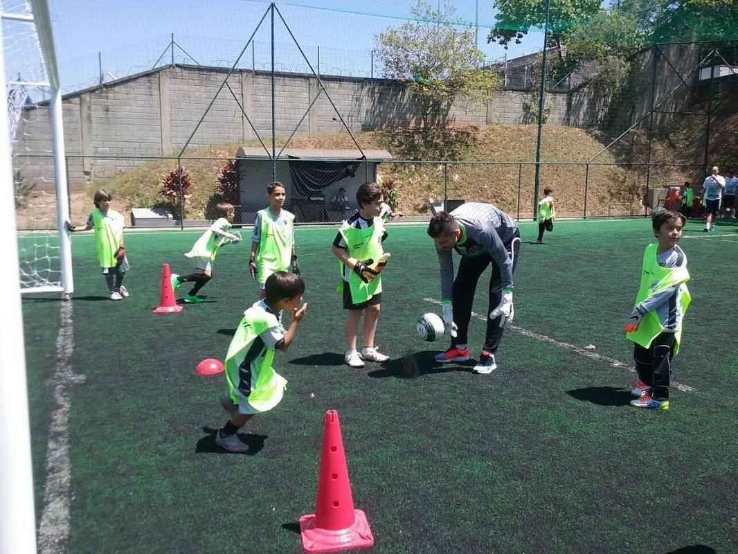 Goleiro Victor promove o lanamento de sua escola de goleiro, Muralha, no clube Labareda