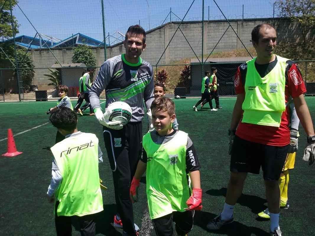 Goleiro Victor promove o lanamento de sua escola de goleiro, Muralha, no clube Labareda