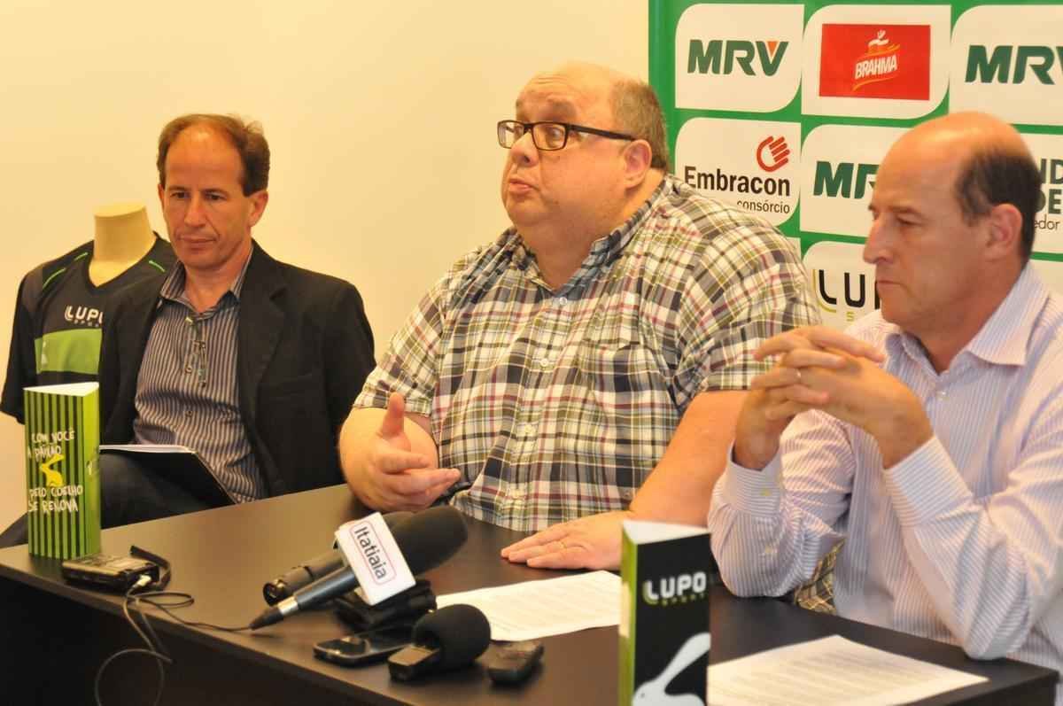 A sexta-feira (09/10) foi marcada por muitas novidades no Amrica: as principais foram a confirmao na Liga Sul-Minas-Rio de 2016 e a renovao de contrato com o goleiro Joo Ricardo at 2018 (fotos: Rodrigo Clemente/EM/D.A Press)