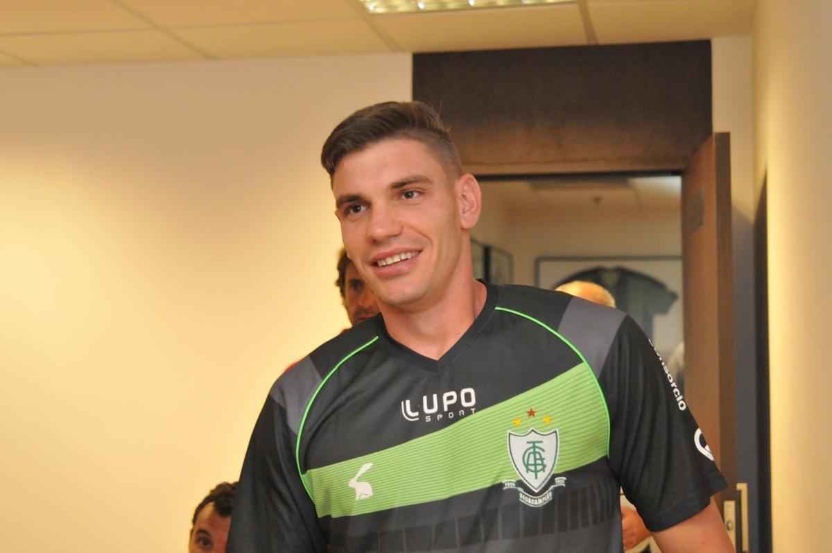 A sexta-feira (09/10) foi marcada por muitas novidades no Amrica: as principais foram a confirmao na Liga Sul-Minas-Rio de 2016 e a renovao de contrato com o goleiro Joo Ricardo at 2018 (fotos: Rodrigo Clemente/EM/D.A Press)