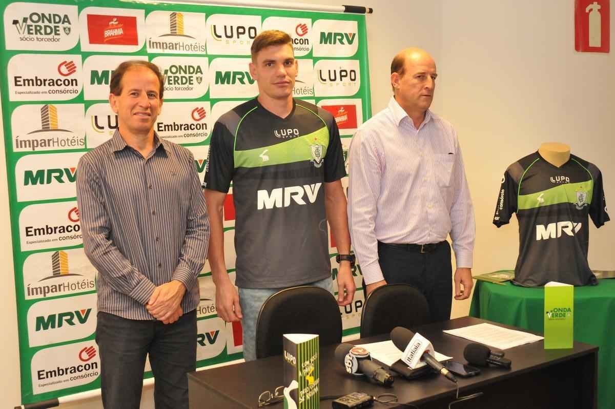 A sexta-feira (09/10) foi marcada por muitas novidades no Amrica: as principais foram a confirmao na Liga Sul-Minas-Rio de 2016 e a renovao de contrato com o goleiro Joo Ricardo at 2018 (fotos: Rodrigo Clemente/EM/D.A Press)