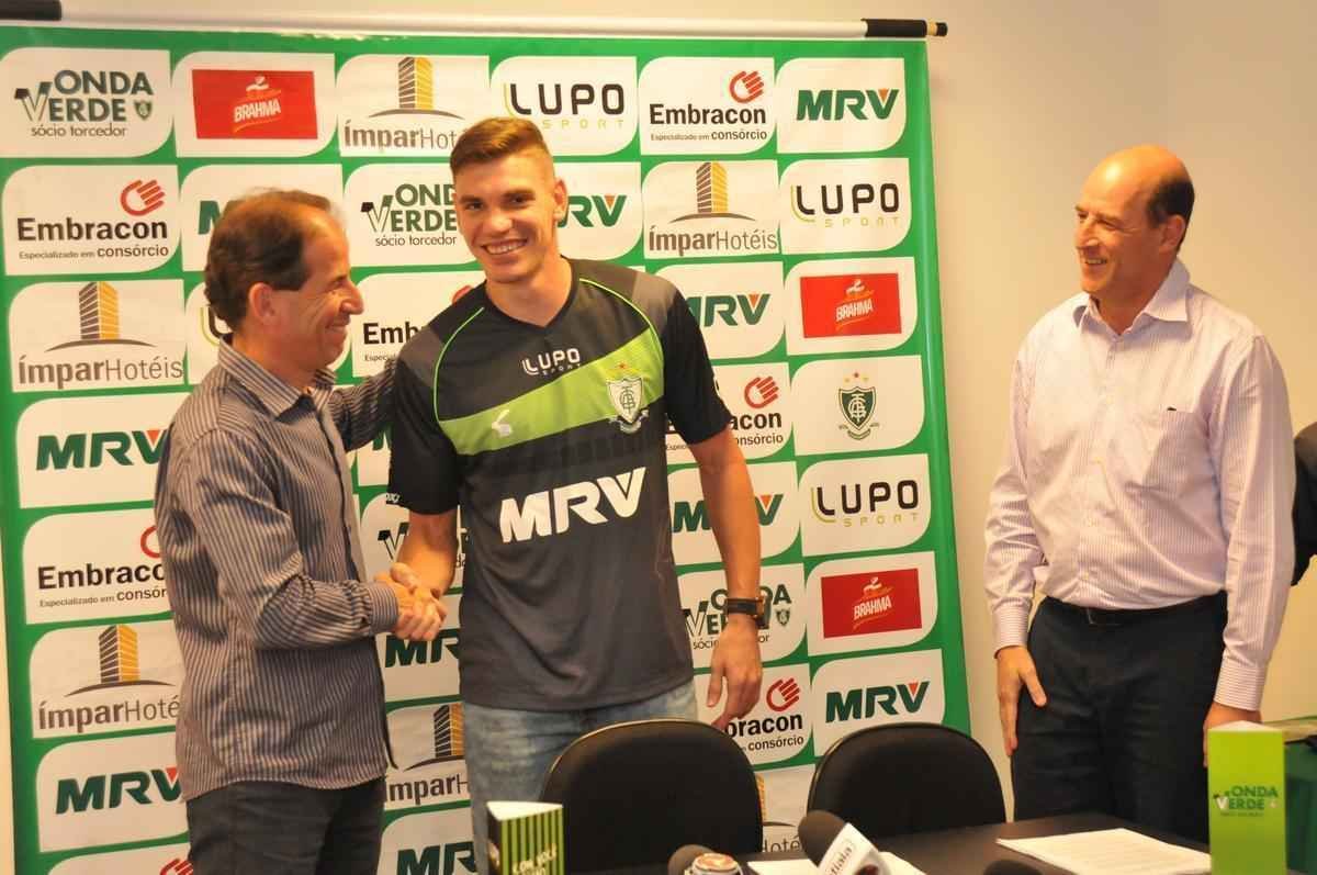 A sexta-feira (09/10) foi marcada por muitas novidades no Amrica: as principais foram a confirmao na Liga Sul-Minas-Rio de 2016 e a renovao de contrato com o goleiro Joo Ricardo at 2018 (fotos: Rodrigo Clemente/EM/D.A Press)