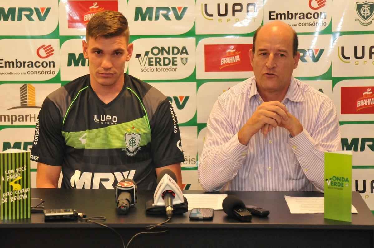 A sexta-feira (09/10) foi marcada por muitas novidades no Amrica: as principais foram a confirmao na Liga Sul-Minas-Rio de 2016 e a renovao de contrato com o goleiro Joo Ricardo at 2018 (fotos: Rodrigo Clemente/EM/D.A Press)