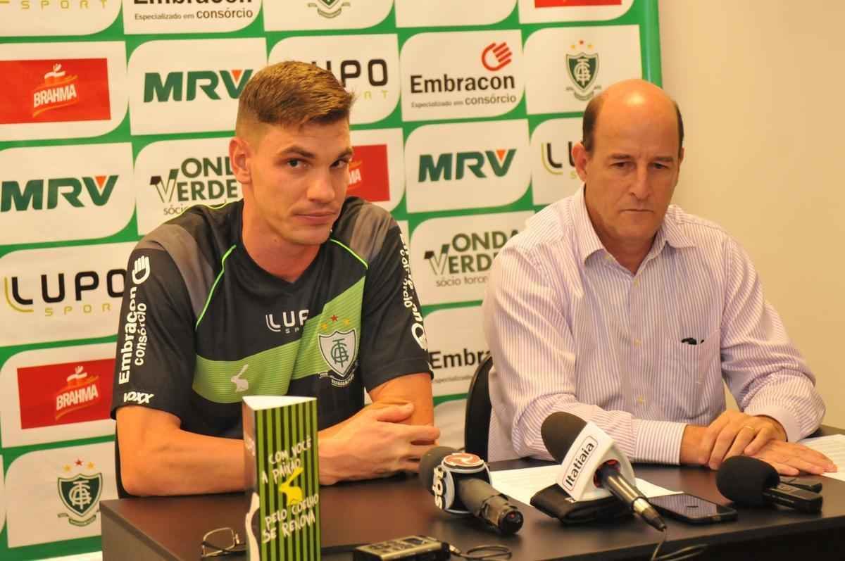 A sexta-feira (09/10) foi marcada por muitas novidades no Amrica: as principais foram a confirmao na Liga Sul-Minas-Rio de 2016 e a renovao de contrato com o goleiro Joo Ricardo at 2018 (fotos: Rodrigo Clemente/EM/D.A Press)