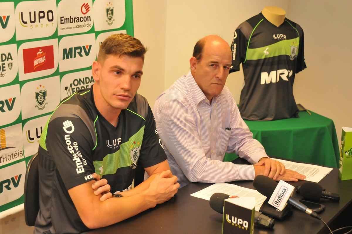 A sexta-feira (09/10) foi marcada por muitas novidades no Amrica: as principais foram a confirmao na Liga Sul-Minas-Rio de 2016 e a renovao de contrato com o goleiro Joo Ricardo at 2018 (fotos: Rodrigo Clemente/EM/D.A Press)