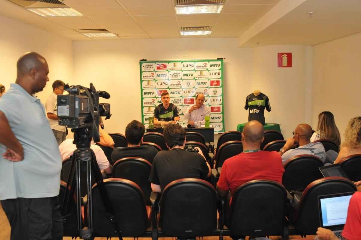 A sexta-feira (09/10) foi marcada por muitas novidades no Amrica: as principais foram a confirmao na Liga Sul-Minas-Rio de 2016 e a renovao de contrato com o goleiro Joo Ricardo at 2018 (fotos: Rodrigo Clemente/EM/D.A Press)
