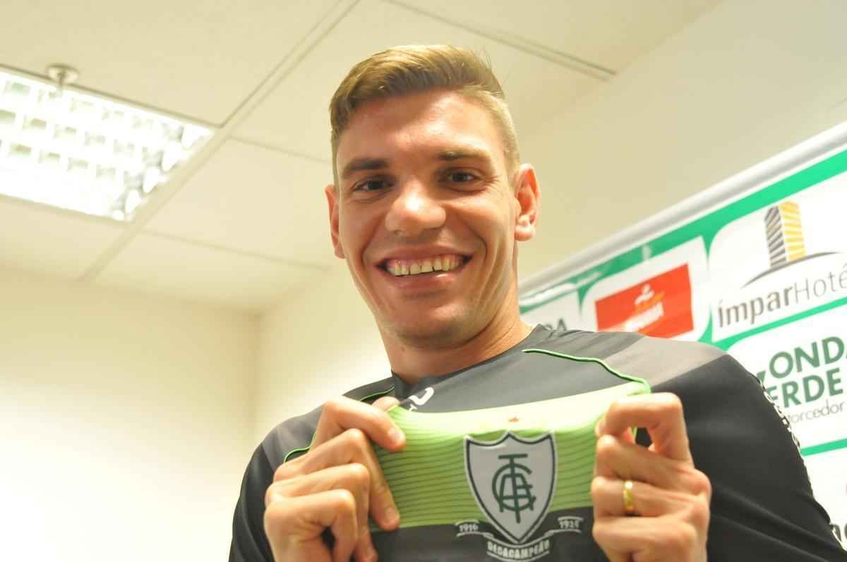 A sexta-feira (09/10) foi marcada por muitas novidades no Amrica: as principais foram a confirmao na Liga Sul-Minas-Rio de 2016 e a renovao de contrato com o goleiro Joo Ricardo at 2018 (fotos: Rodrigo Clemente/EM/D.A Press)