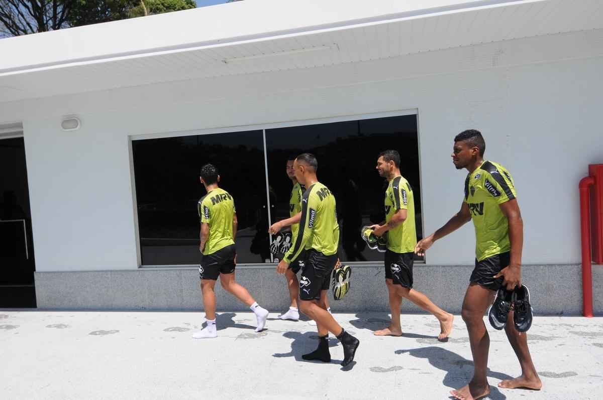 Em ambiente tranquilo e com presena de familiares, Galo treinou na manh deste sbado no CT