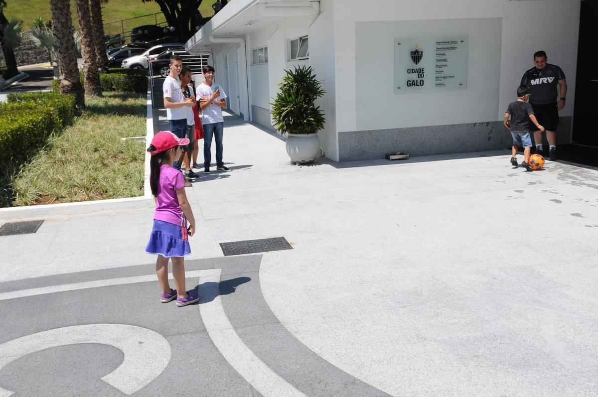 Em ambiente tranquilo e com presena de familiares, Galo treinou na manh deste sbado no CT