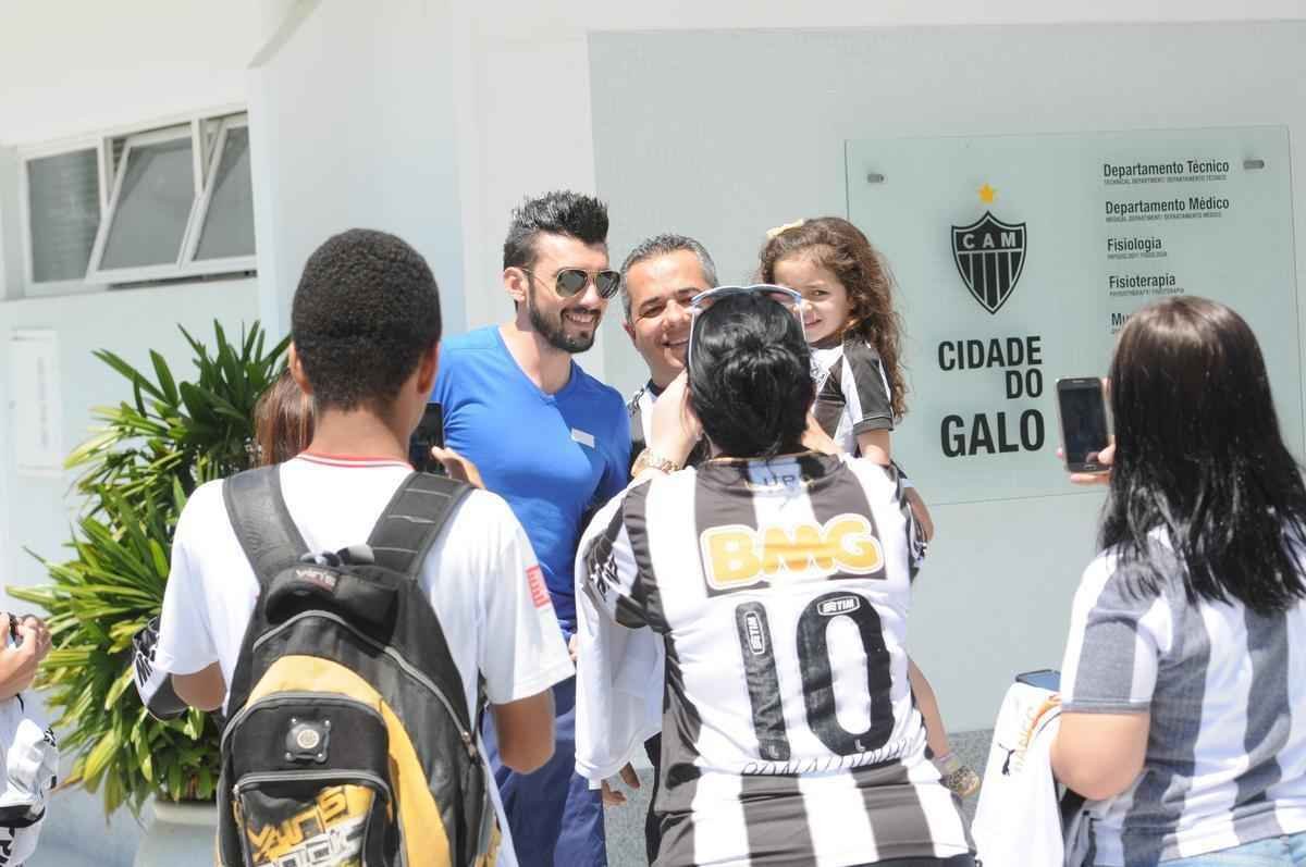 Em ambiente tranquilo e com presena de familiares, Galo treinou na manh deste sbado no CT
