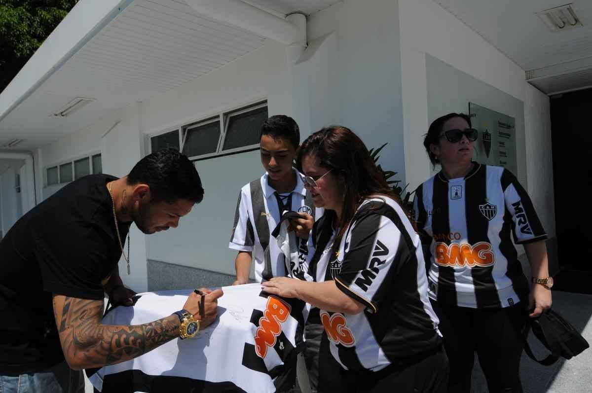 Em ambiente tranquilo e com presena de familiares, Galo treinou na manh deste sbado no CT