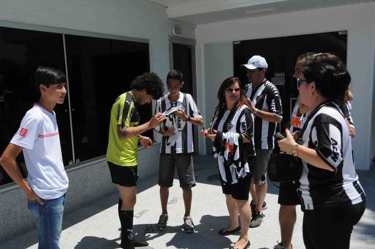 Em ambiente tranquilo e com presena de familiares, Galo treinou na manh deste sbado no CT