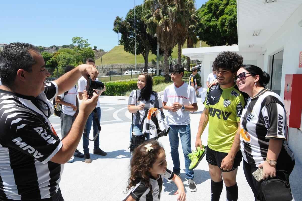 Em ambiente tranquilo e com presena de familiares, Galo treinou na manh deste sbado no CT