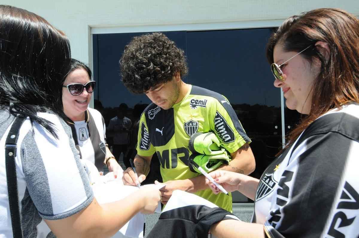 Em ambiente tranquilo e com presena de familiares, Galo treinou na manh deste sbado no CT