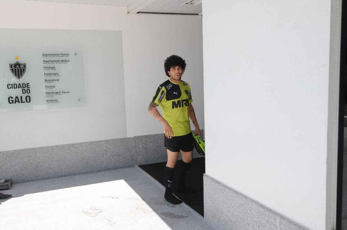 Em ambiente tranquilo e com presena de familiares, Galo treinou na manh deste sbado no CT