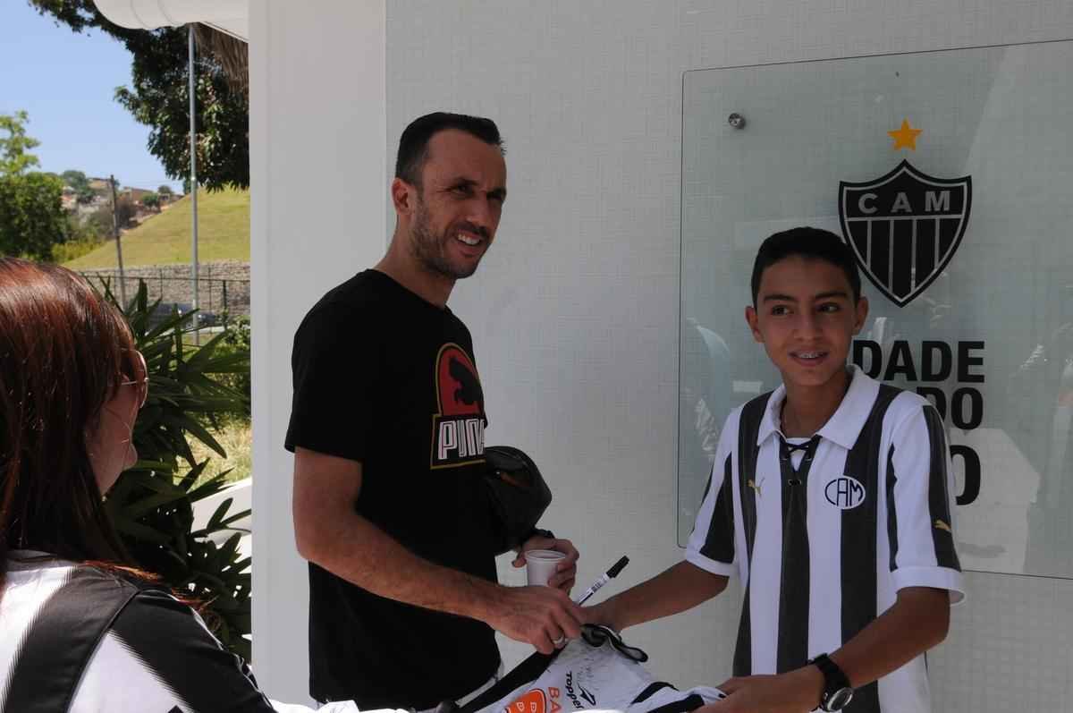 Em ambiente tranquilo e com presena de familiares, Galo treinou na manh deste sbado no CT