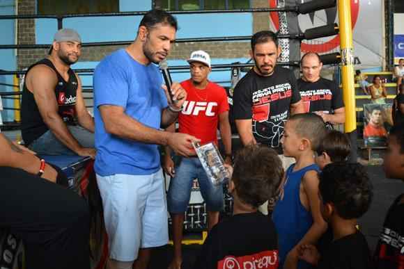 Lutadores do UFC visitam projetos sociais s vsperas do dia das crianas