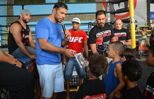 Lutadores do UFC visitam projetos sociais s vsperas do dia das crianas