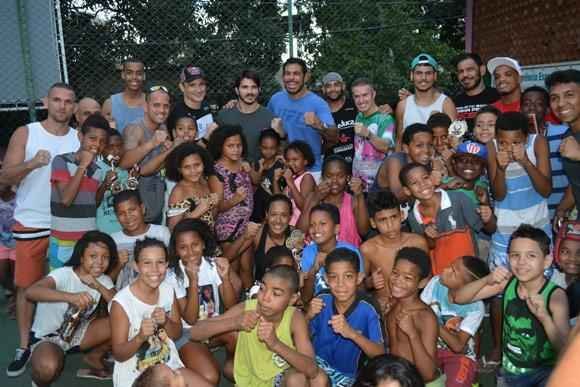 Lutadores do UFC visitam projetos sociais s vsperas do dia das crianas