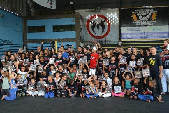 Lutadores do UFC visitam projetos sociais s vsperas do dia das crianas