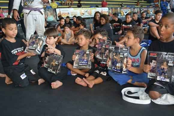 Lutadores do UFC visitam projetos sociais s vsperas do dia das crianas