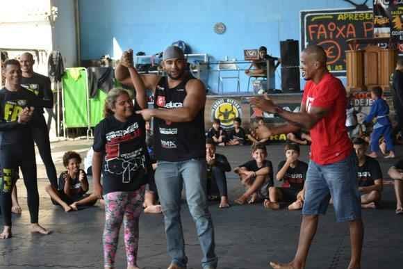 Lutadores do UFC visitam projetos sociais s vsperas do dia das crianas