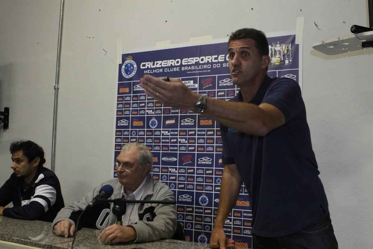 Em 2012, o Cruzeiro foi eliminado pelo Atltico-PR das oitavas de final da Copa do Brasil e o tcnico Vgner Mancini foi demitido pelo clube logo depois do jogo (foto), na Arena do Jacar. O Furaco, naquele ano, disputou a Srie B.