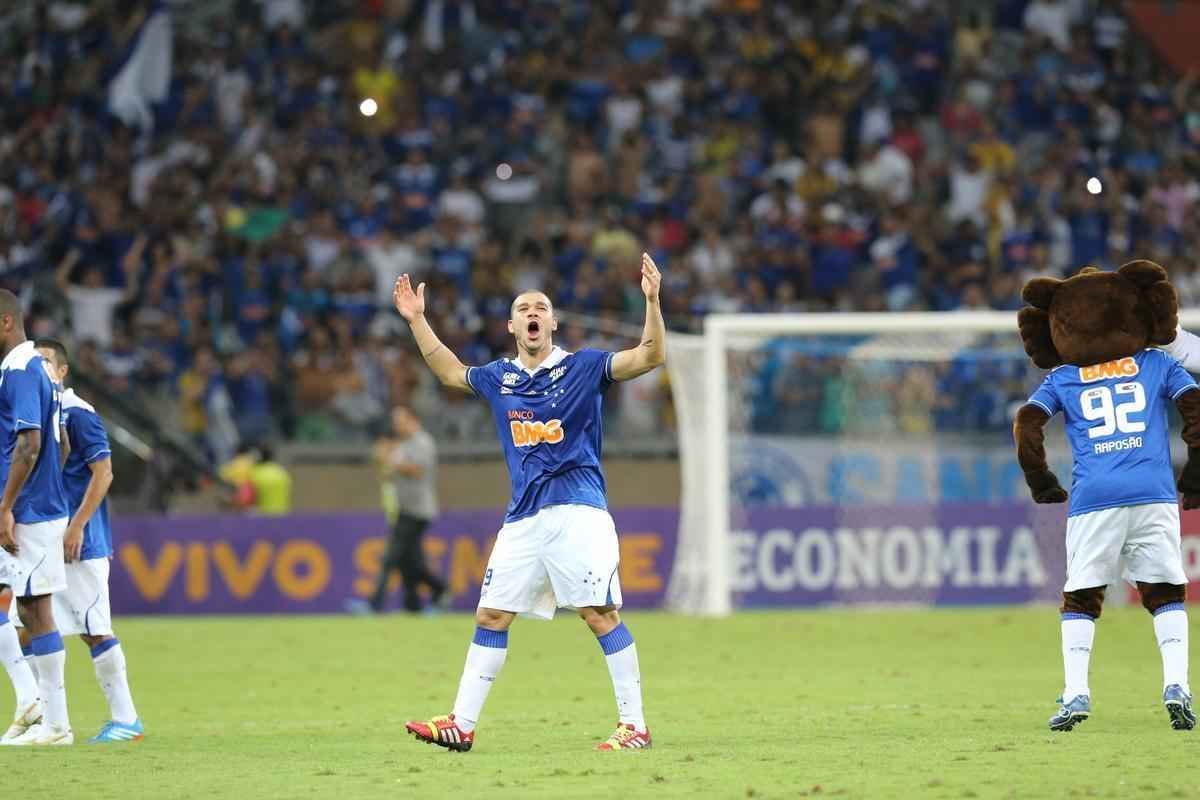 No segundo turno de 2013, o Cruzeiro ganhou do Atltico-PR por 1 a 0 no Mineiro em confronto direto na briga pelo ttulo. Foi a stima vitria consecutiva do time de Marcelo Oliveira, que na rodada seguinte venceu o Botafogo por 3 a 0 e abriu sete pontos na liderana da competio. Nessa poca, o clube celeste chegou a 12 jogos de invencibilidade, com 11 vitrias e um empate.