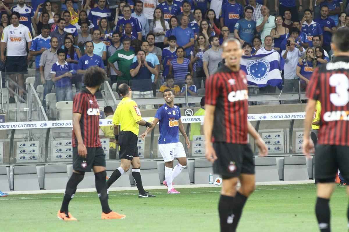 No returno de 2014, o Cruzeiro voltou a vencer o Atltico-PR, no Mineiro, desta vez por 2 a 0, com gols de Alisson (foto) e Marcelo Moreno.