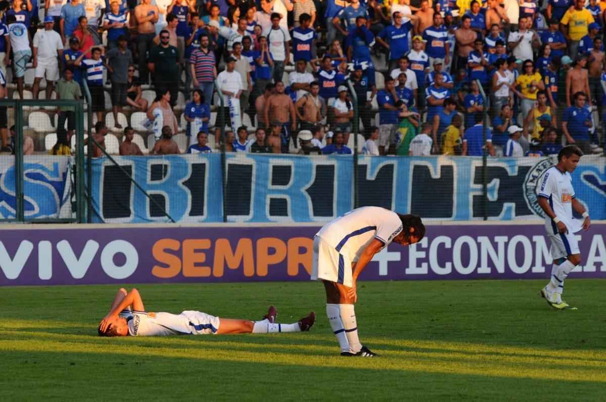 Em 2011, um confronto que ficou marcado negativamente na memria do cruzeirense. No antepenltimo jogo do Brasileiro, a Raposa ficou no empate dentro de casa contra o Atltico-PR e seguiu no limite da briga contra o rebaixamento. Na rodada seguinte, outro empate, desta vez contra o Cear, deixou o Cruzeiro com a corda no pescoo para o duelo final, contra o Atltico, que acabou com goleada por 6 a 1 e final feliz para a torcida celeste.
