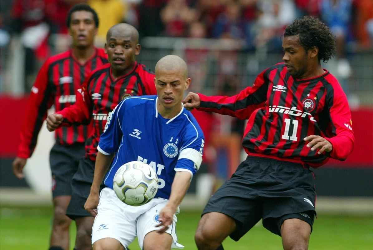 Durante a campanha do ttulo brasileiro de 2003, o Cruzeiro tambm atropelou o Atltico-PR na Arena da Baixada com goleada por 4 a 1, com dois gols de Alex.