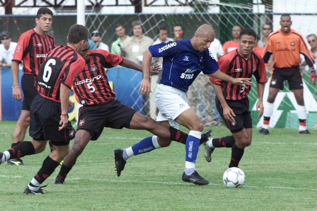 Em 2002, o Cruzeiro goleou o Atltico-PR por 4 a 1 na reta final do Brasileiro, no Independncia. Foi a terceira de uma srie de cinco vitrias seguidas (nos ltimos cinco jogos do campeonato) da Raposa sob o comando de Luxemburgo, que comeava a preparar o time multicampeo de 2003.