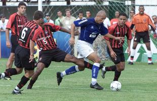 Em 2002, o Cruzeiro goleou o Atltico-PR por 4 a 1 na reta final do Brasileiro, no Independncia. Foi a terceira de uma srie de cinco vitrias seguidas (nos ltimos cinco jogos do campeonato) da Raposa sob o comando de Luxemburgo, que comeava a preparar o time multicampeo de 2003.