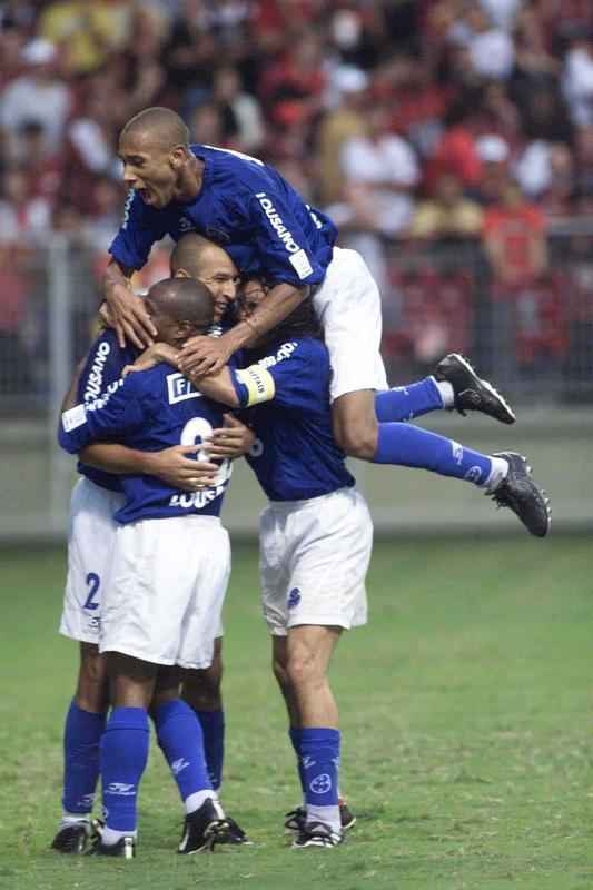 Na final da Copa Sul-Minas de 2002, Cruzeiro ganhou em Curitiba (foto) e no Mineiro do Atltico-PR, campeo brasileiro do ano anterior.