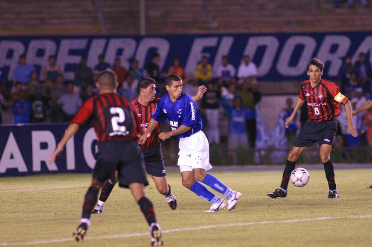 O torcedor cruzeirense que acompanhou de perto a campanha do ttulo brasileiro de 2003 h de se lembrar do jogo contra o Atltico-PR no Mineiro, pelo primeiro turno. A equipe celeste realizou uma de suas melhores partidas na temporada e goleou por 5 a 2, com um segundo tempo impecvel. Aristizbal marcou trs vezes e Alex fez dois gols.